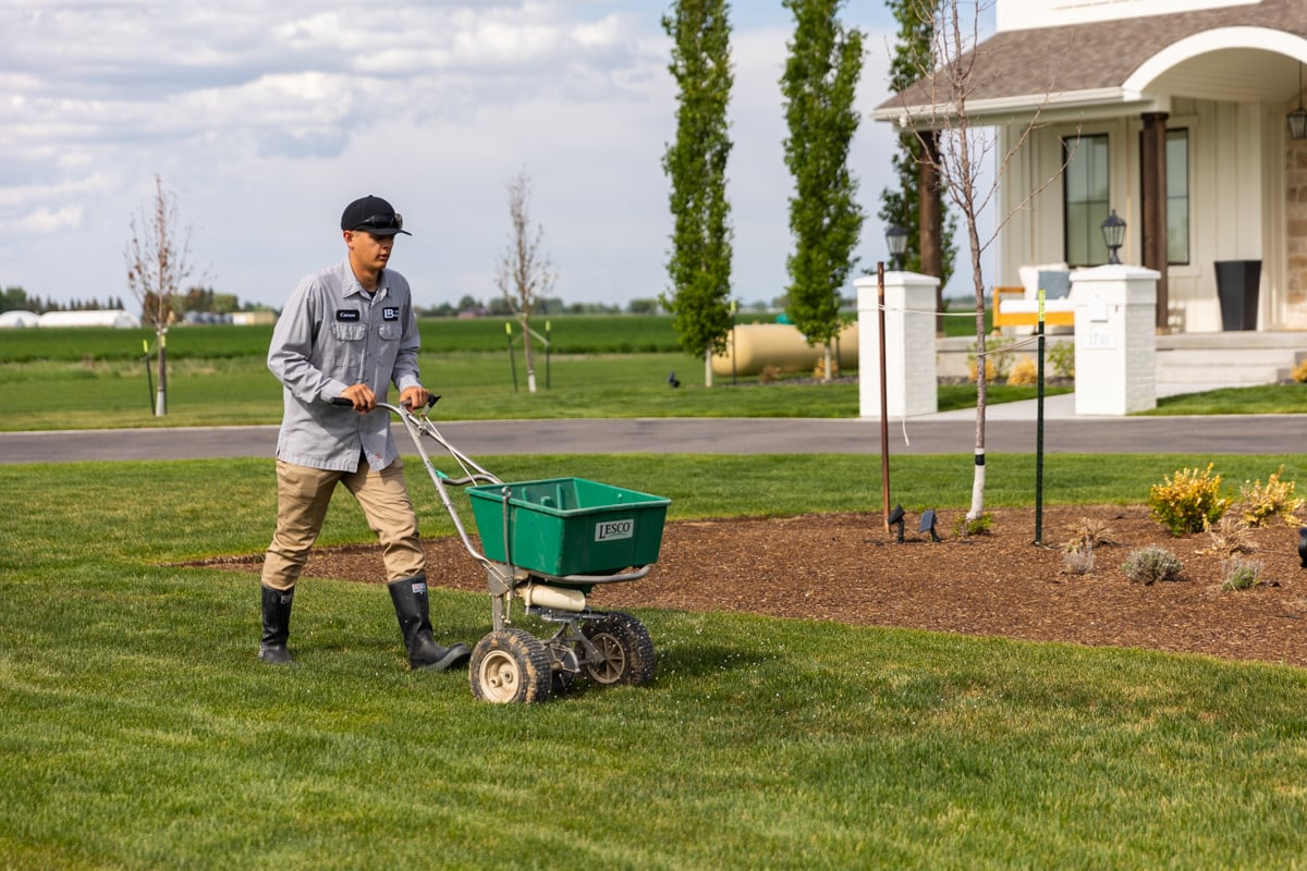 Granular Fertilization Technician Push Applicator Application Truck Lawn Lawn 3